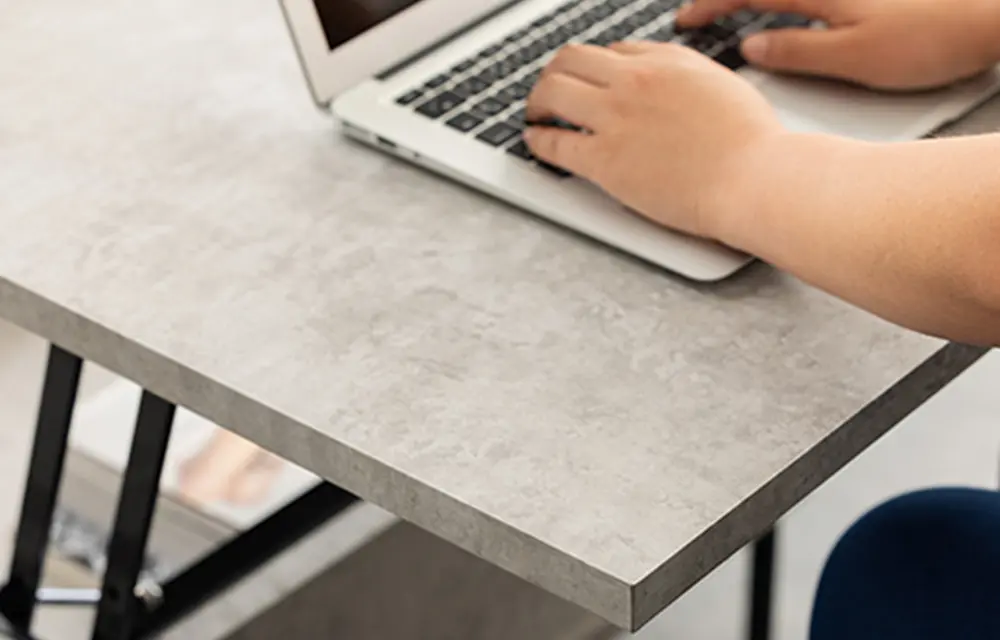 PCを操作するブロガー