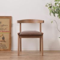 ダイニングチェア 木部ブラウン 天然木 木製 椅子 ハーフアームチェア コンパクト 食卓椅子 おしゃれ シンプル 北欧 カフェ風 完成品 ブラウン グレー ルンバブル｜¥19,000の動画