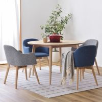 4人用 ダイニングテーブル セット 5点 丸テーブル ファブリック 椅子 ソフトレザー 肘付き 天然木 カラフル 北欧風 (幅110cm 木製 円形テーブル×1 布張り チェア×4)｜¥118,091の動画