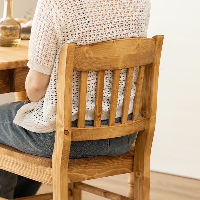 木製 ダイニングチェア 天然木 無垢材 くぼみ加工 パイン材 食卓椅子