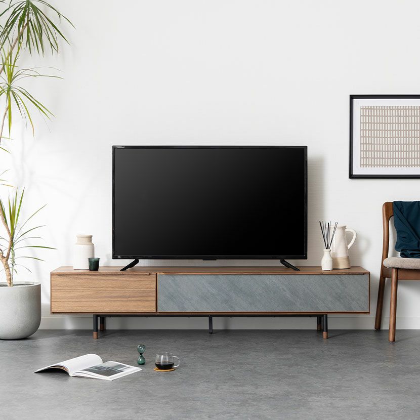 幅180cm テレビ台 ラグナー メラミン 天然木 木製 オーク材 ウォールナット材 脚付き 引き出し付き 収納 テレビボード ローボード おしゃれ 北欧 モダン ルンバブル｜¥49,000の動画